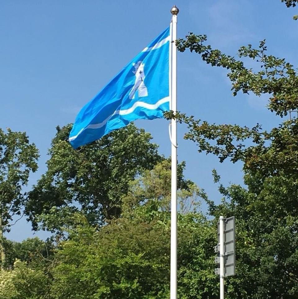 De Domburgse vlag wapperend in de wind