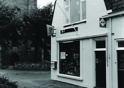 Historische foto van de winkel van Akkerdaas in Domburg