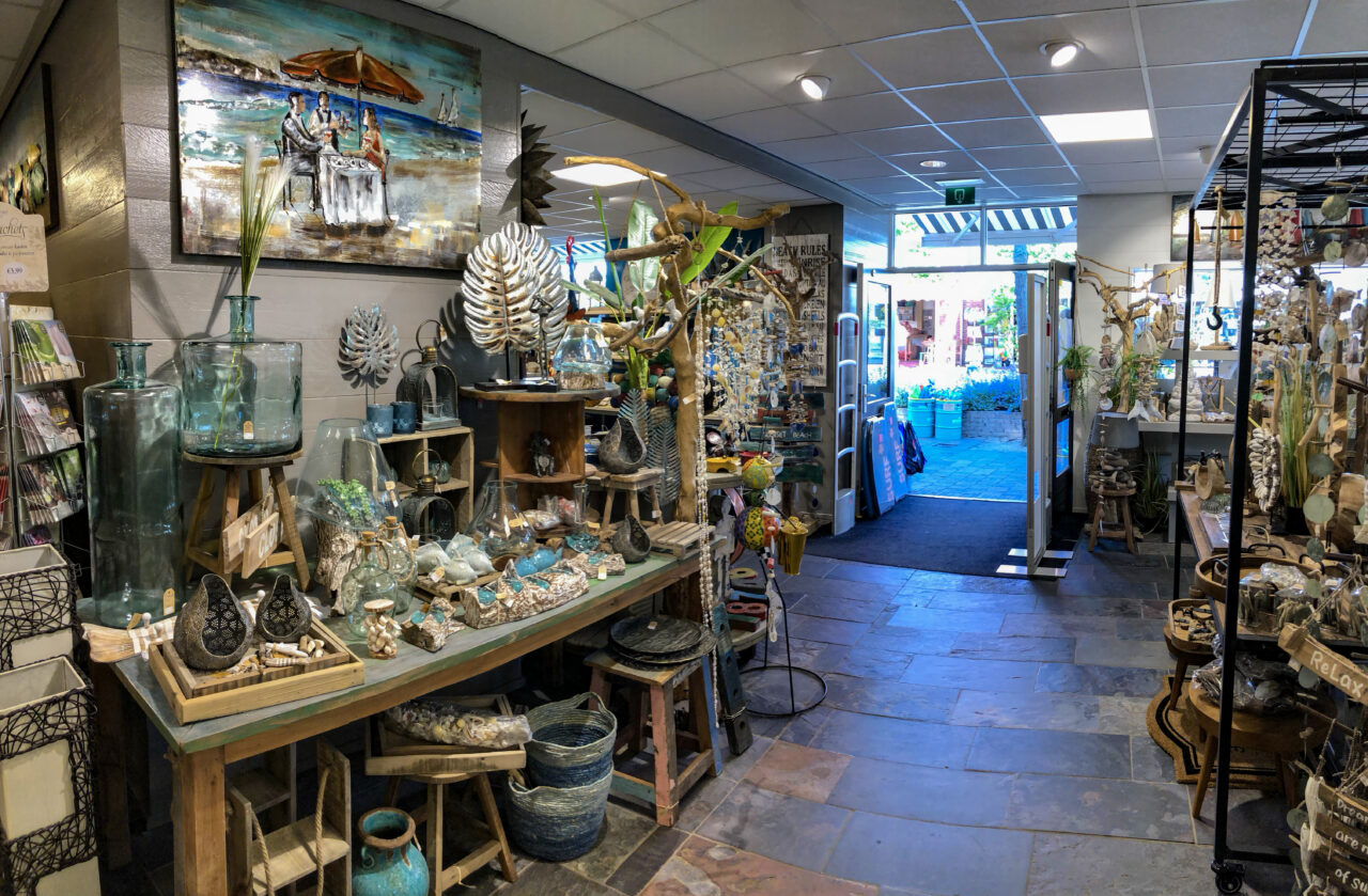 Sfeervol ingerichte winkel met woonaccessoires en decoratie