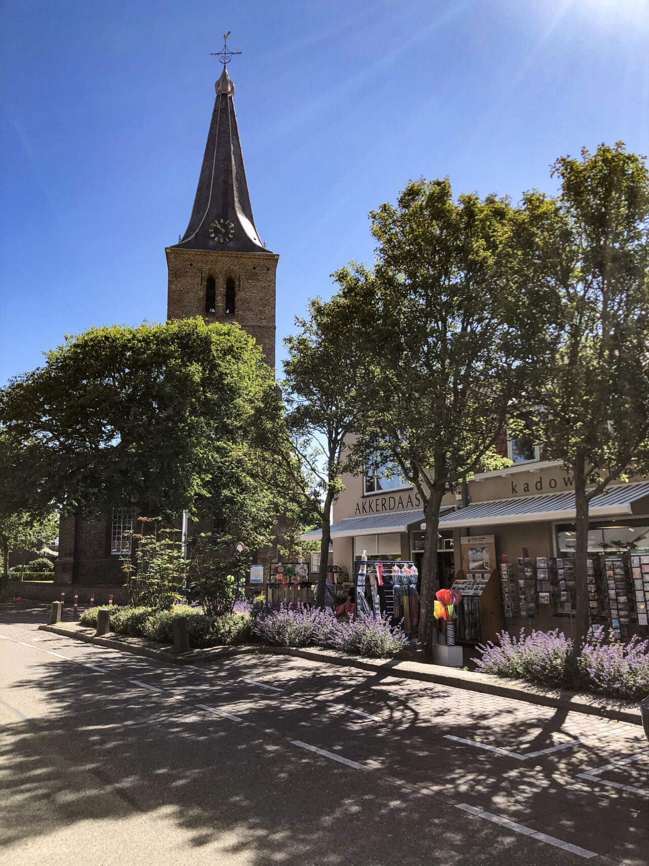 De winkel van Akkerdaas aan de voet van de kerktoren in Domburg