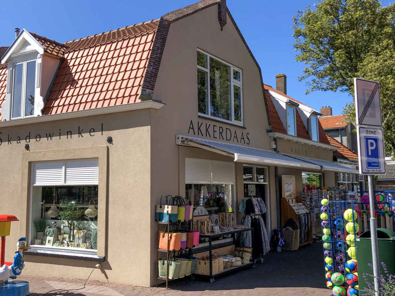 De winkel van Akkerdaas aan de Weststraat in Domburg