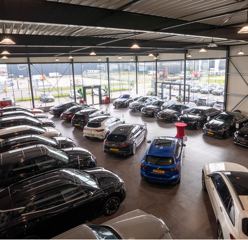 De ruime showroom van Dahab Auto's in Goes