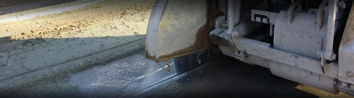 Watergekoelde diamantzaag aan het werk in beton